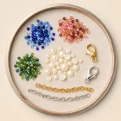 Pedraria e Bijuteria:Contas, mi�angas, strass, pingentes, correntes e materiais para montar ou customizar bijuterias exclusivas.