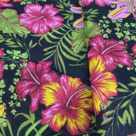 tecido chita fundo preto flor rosa.jpg