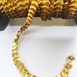 lantejoula metro dourado.png