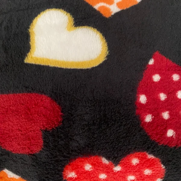 tecido ultra soft coracao fundo preto.png