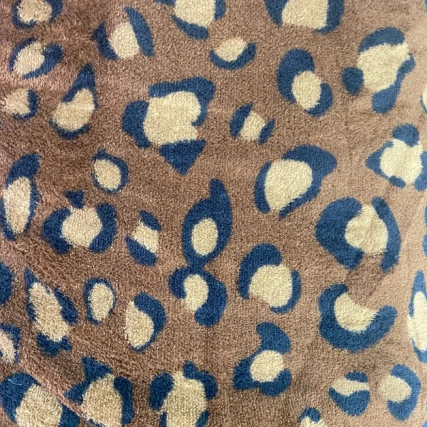 tecido ultra soft onca fundo marrom.jpg