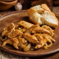 Por��o de isca de Frango acebolada