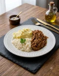 Fraldinha desfiada, pur� de batata e arroz