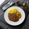 Carne mo�da com pur� de mandioquinha e mix de legumes (400g)