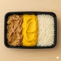Lombo su�no desfiado, pur� de mandioquinha e arroz