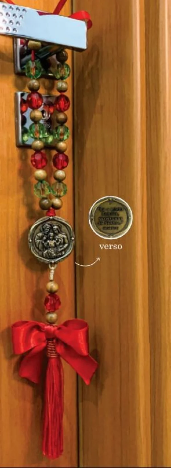 Dezena de Porta com Lao Vermelho Conta Acrlica 12mm Verde e Vermelha Entremeio Sagrada Famlia