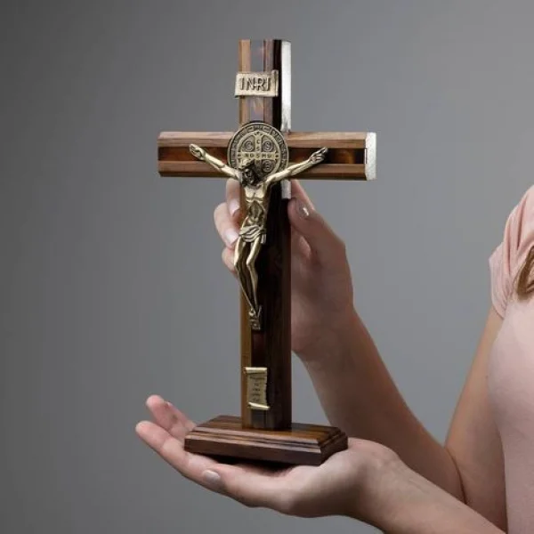 Crucifixo Ningu�m Te Ama Como Eu - 26cm Ouro Velho