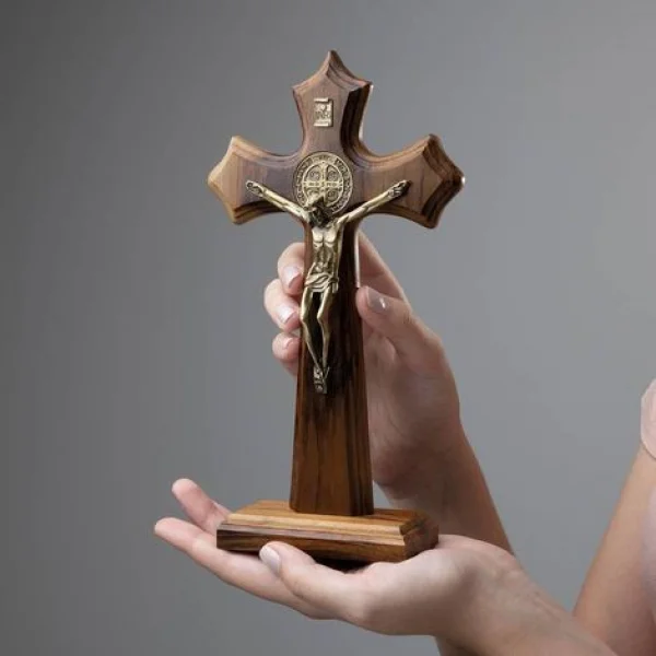 Crucifixo Madeira Moldurado 23 cm de Mesa Oval com São Bento