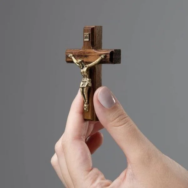 Crucifixo de Madeira Tradicional 7 cm para Parede com Detalhes em Ouro Velho