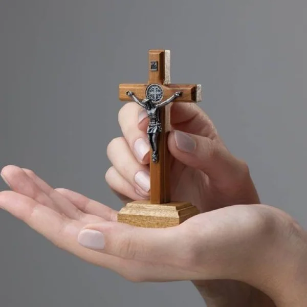 Crucifixo Madrepérola de Mesa 9 cm com Medalha de São Bento