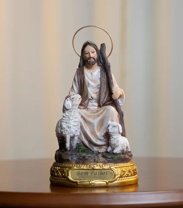 Jesus Bom Pastor Sentado 20cm – Resina