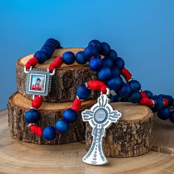 Terço Carlo Acutis madeira 10mm -Azul/Vermelho