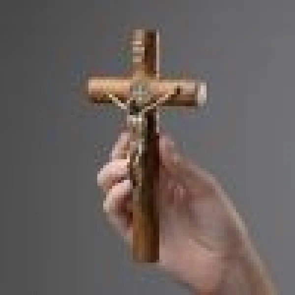 Crucifixo Madeira Cil�ndrico 17cm de Parede � Ouro Velho com Medalha de S�o Bento