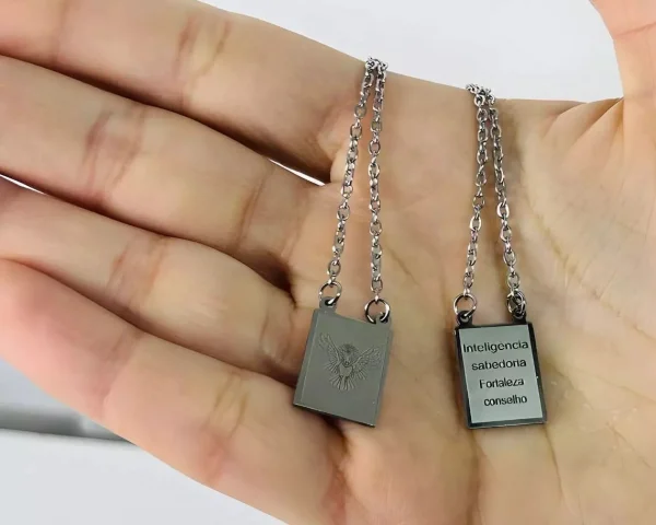 Escapulário Espírito Santo em Aço Inox – Fé, Proteção e Luz