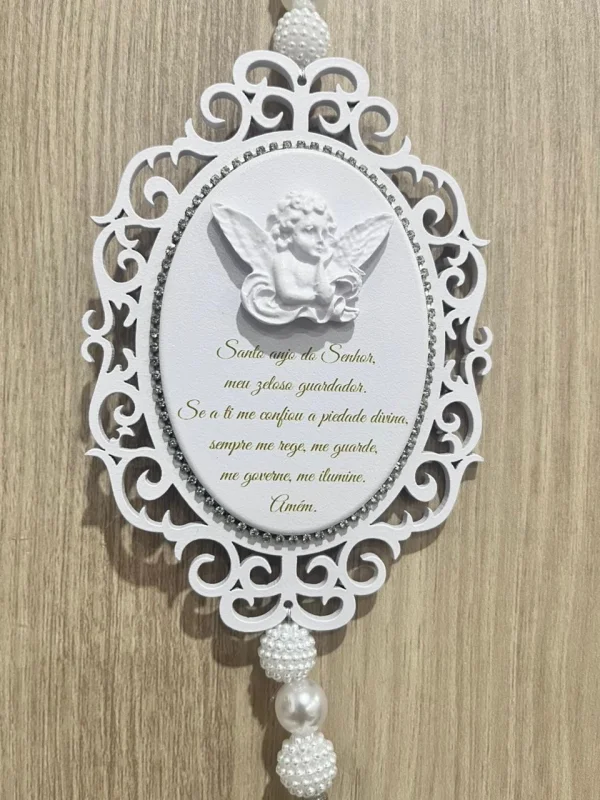 Placa Oval Arabesco Com Pingentes De Seda E Detalhes Em Laser E Resina