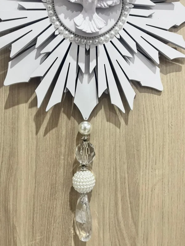 Placa Decorativa G Divino Espírito Santo Raio Sobreposto com Pingentes e Pérolas 31x31cm