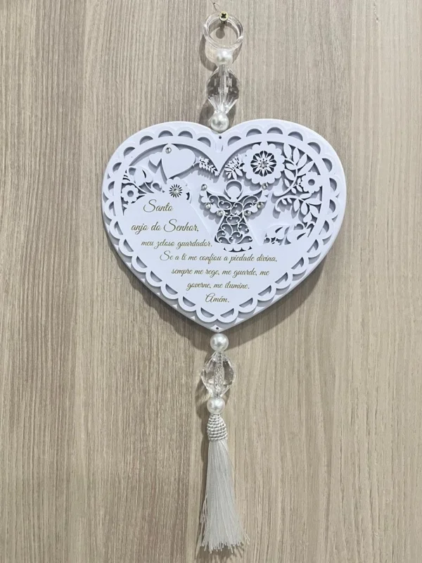 Placa Decorativa Formato Coração Com Aplique Em Branco, Rosa E Azul Com Pingente De Seda 14x15,5cm