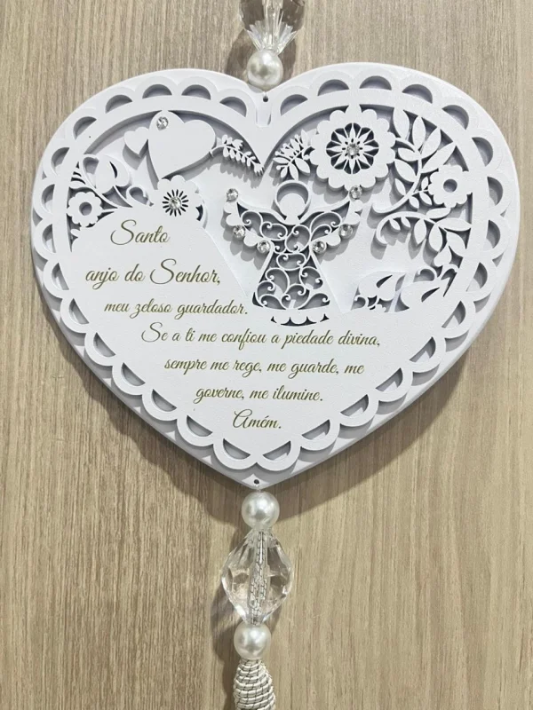 Placa Decorativa Formato Coração Com Aplique Em Branco, Rosa E Azul Com Pingente De Seda 14x15,5cm