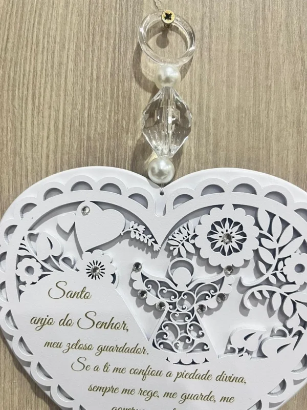 Placa Decorativa Formato Coração Com Aplique Em Branco, Rosa E Azul Com Pingente De Seda 14x15,5cm