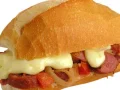 Lanche calabresa com queijo Lanche calabresa com queijo