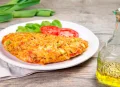 Salada mista de folhas e legumes com omelete (FIT)
