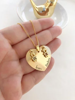 Colar corao com pingentes de crianas e nomes gravados - Banhado a Ouro
