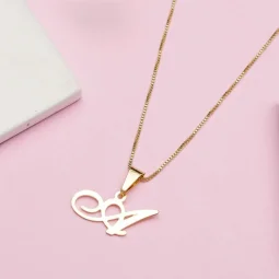Colar elegante com letra estilizada -banhado a Ouro