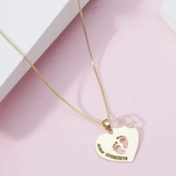 Colar pequenas pegadas no corao - personalizado - Banhado a Prata