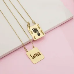 Colar Placa Personalizada com pezinho - Banhado a Ouro