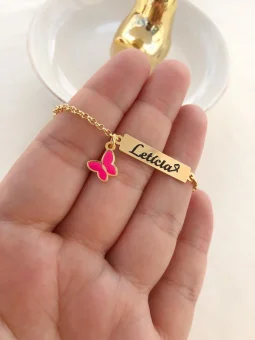 Pulseira infantil Placa com nome e borboleta rosa - Banhado a Ouro