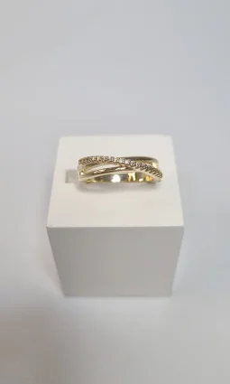 Anel vazado com zircnias banhada a ouro.