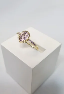 Anel de corao com zircnias roxas