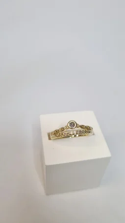 Anel com design de coroa com zircnias