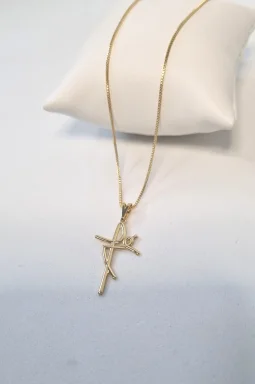 Colar com pingente F