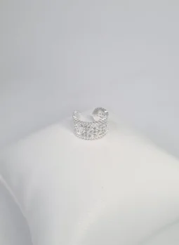 Piercing fake com textura e design de trevo e zircnias
