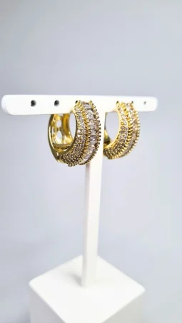 Brinco de argola brilho e poder com zircnias