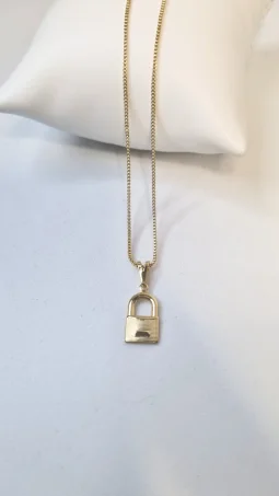 Colar com pingente de cadeado pequeno