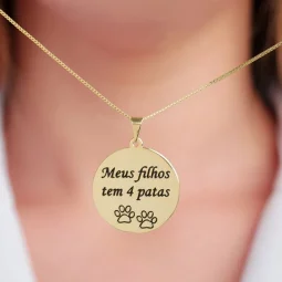 Colar plaquinha redonda personalizada- Meus filhos tem 4 patas - Banhada a Ouro.