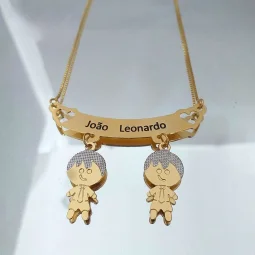 Colar com plaquinha personalizada com nomes e pingentes - Banhado a Prata.