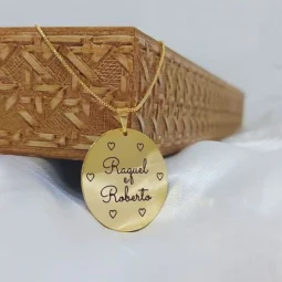 Colar Plaquinha redonda com o nome do Casal ( Personalizado) Banhado a Ouro.