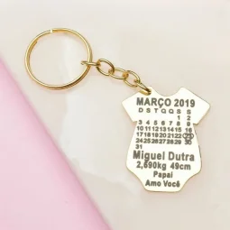Chaveiro com formato de Macaco de beb com informaes personalizadas do Filho(a). Banhado a Ouro.