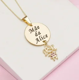Colar plaquinha redonda com informao - Me da(o) (nome personalizado) e pingente de criana ambas personalizadas - BANHADO A PRATA.