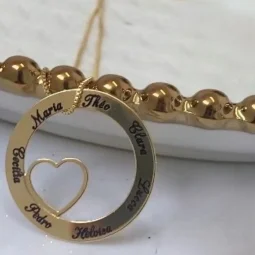 Colar de Circulo com corao interno, personalizado com nomes - banhado a ouro.