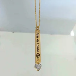 Colar de plaquinha personalizada Me da(o)..... com corao de zircnia- banhada a ouro.