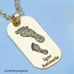 Colar com plaquinha pzinhos de beb e com nome personalizado - Banhado a Prata.