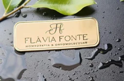 Broche Personalizado com nome e profisso - banhado a ouro.