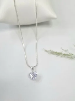 Colar com corao de Zircnia Banhado a Prata