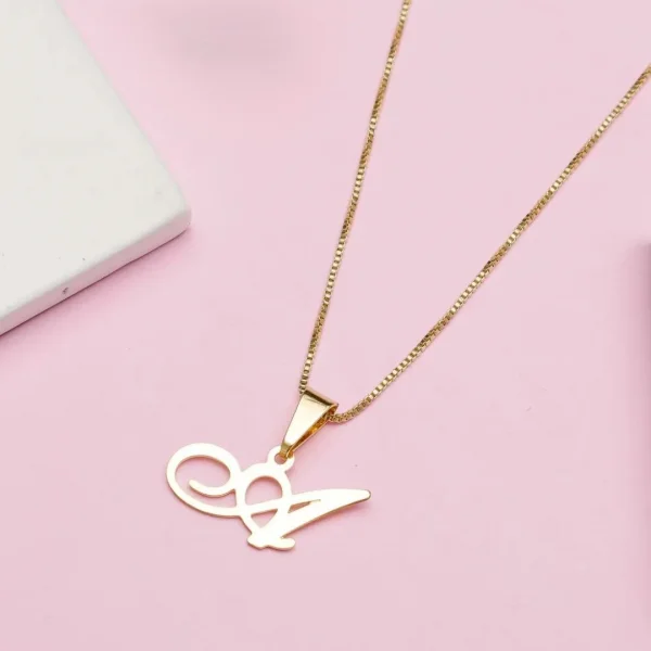 Colar elegante com letra estilizada -banhado a Ouro