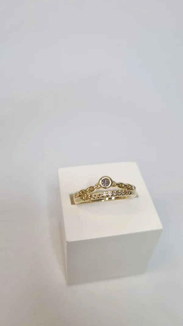 Anel com design de coroa com zircnias