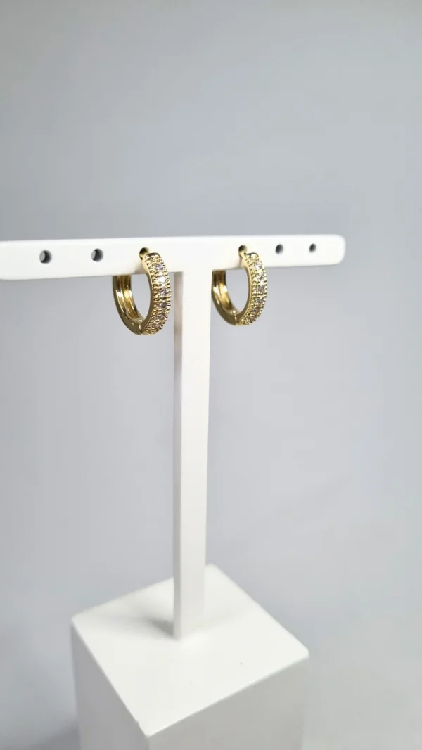 Brinco de argola pequeno com zircnias